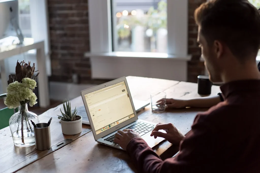 Asesor de placas temporales revisando en su laptop los datos enviados por un cliente
