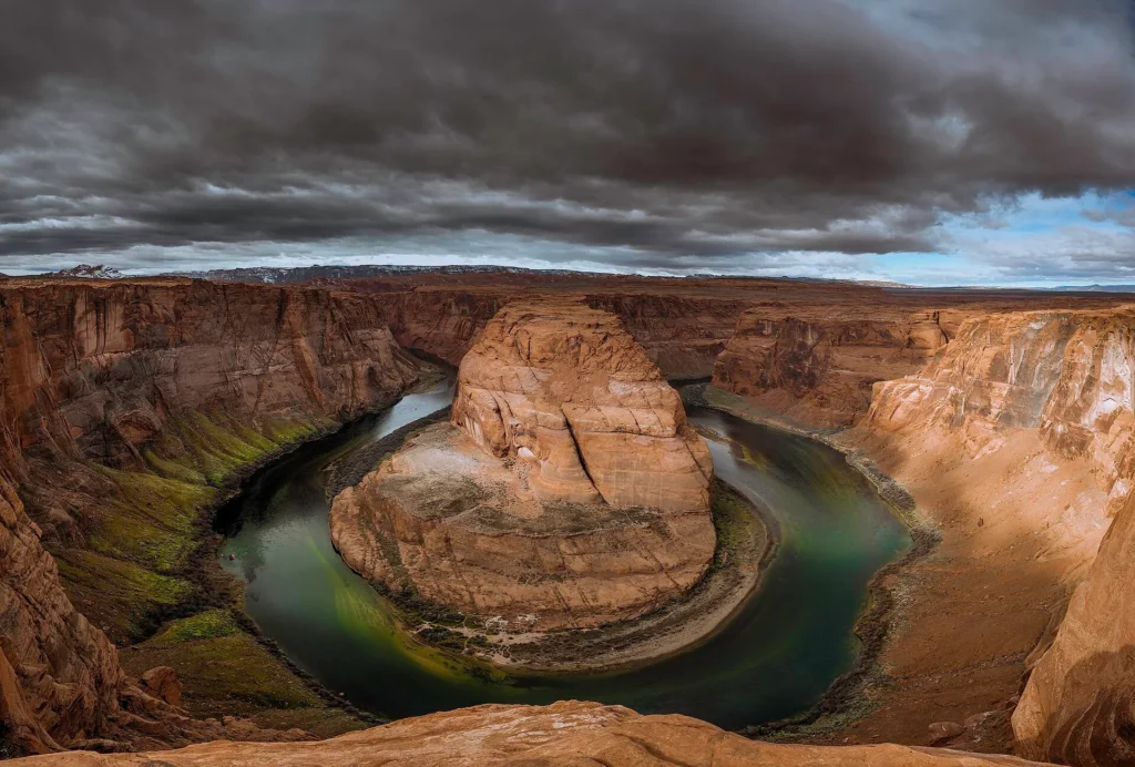Meandro de Horseshoe Bend sobre el río Colorado cerca de Page bajo nubes de tormenta, destino del norte para viajar con placa temporal en Arizona
