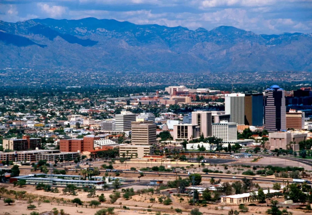 Centro de Tucson con las montañas Santa Catalina al fondo, ciudad del sur donde tramitamos la placa temporal en Arizona