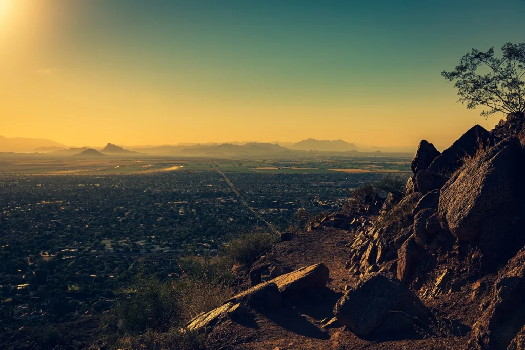 Vista del valle de Phoenix al atardecer desde Camelback Mountain, zona con más pedidos de placa temporal en Arizona