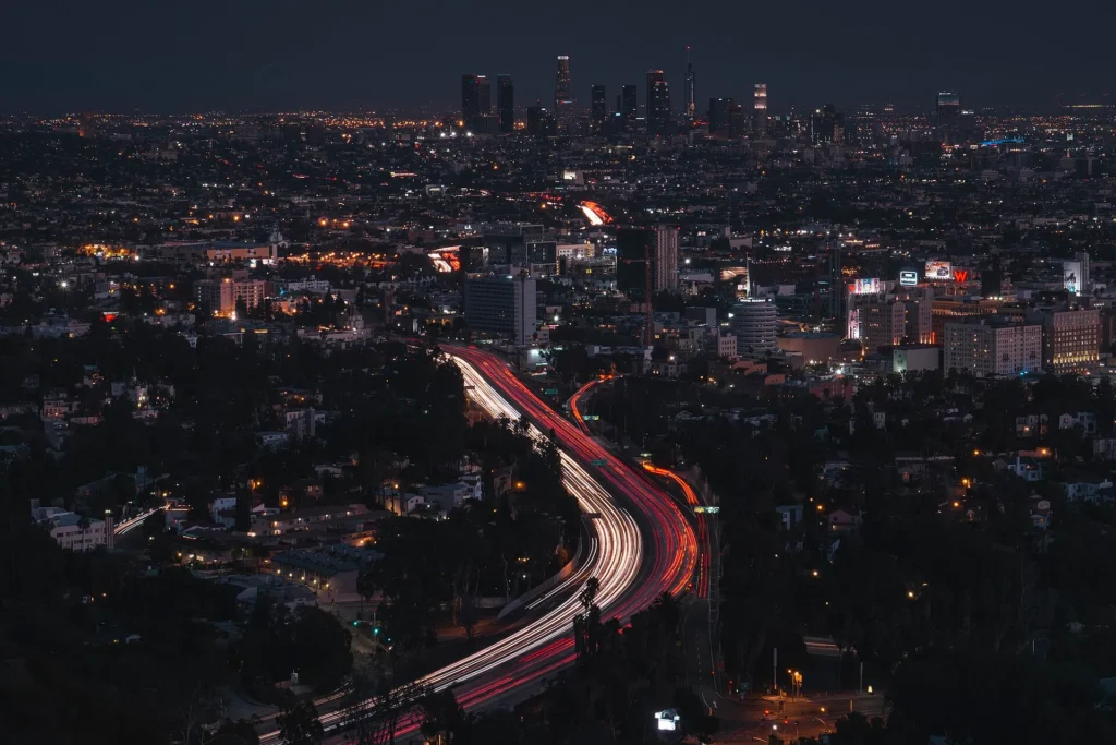 Freeway de Los Ángeles de noche con estelas de luz de los carros, ciudad donde más se pide una placa temporal en California