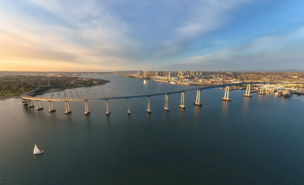 Puente San Diego-Coronado y la bahía de San Diego al atardecer, ciudad fronteriza donde ofrecemos placa temporal en California
