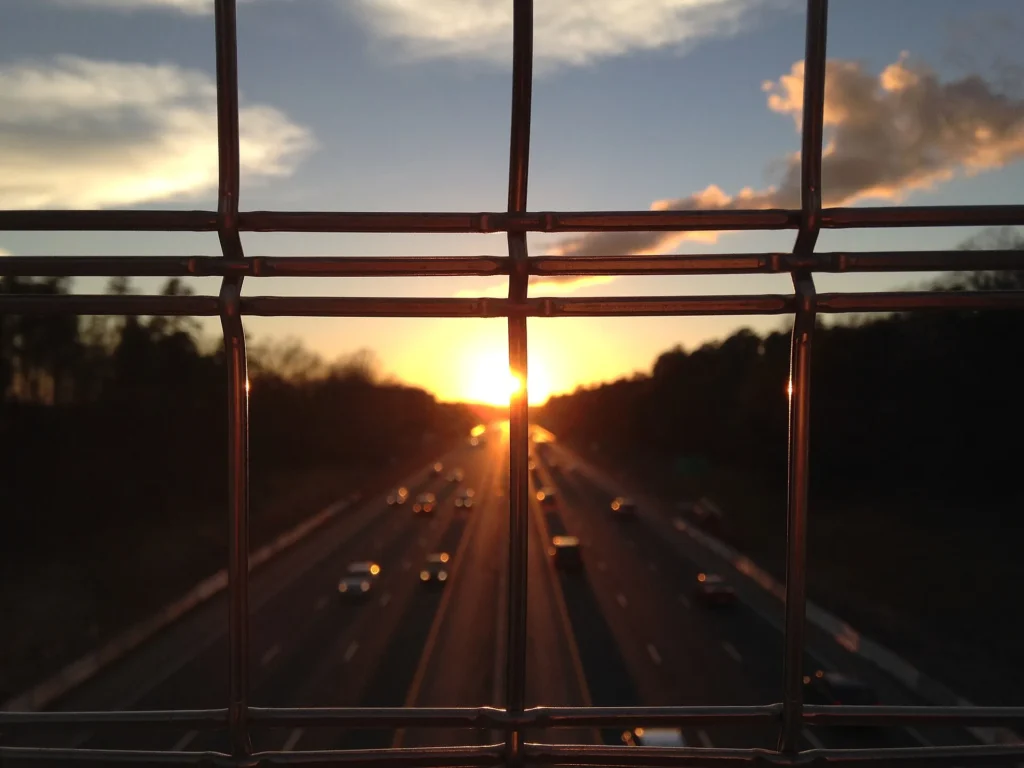 Autopista de Durham al atardecer vista desde un paso elevado, corredor de viaje con placa temporal en Carolina del Norte