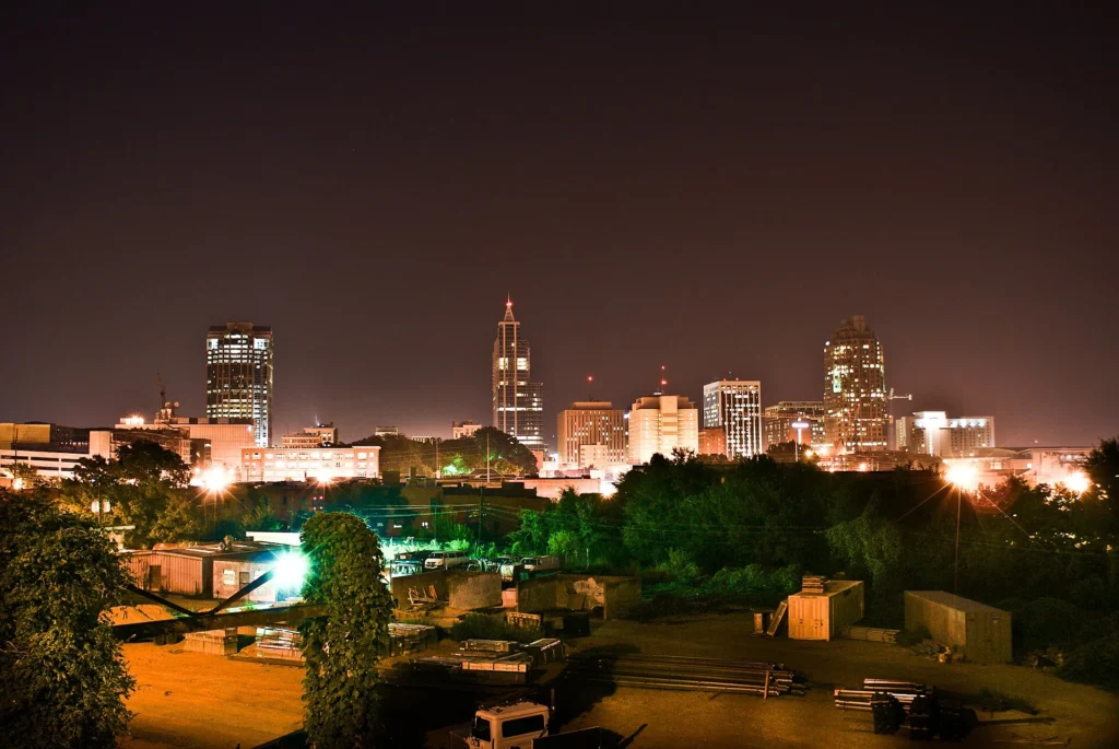 Skyline nocturno del centro de Raleigh visto desde Boylan Avenue, capital donde tramitamos placa temporal en Carolina del Norte