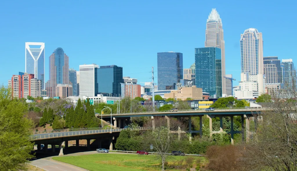 Skyline de Charlotte con sus torres de oficinas, ciudad con mucha demanda de placa temporal en Carolina del Norte