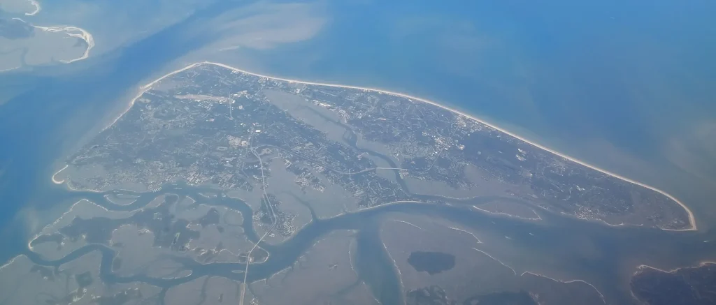 Vista aérea de la isla de Hilton Head rodeada de marismas y mar en el Lowcountry, zona turística donde se compra placa temporal en Carolina del Sur por temporada