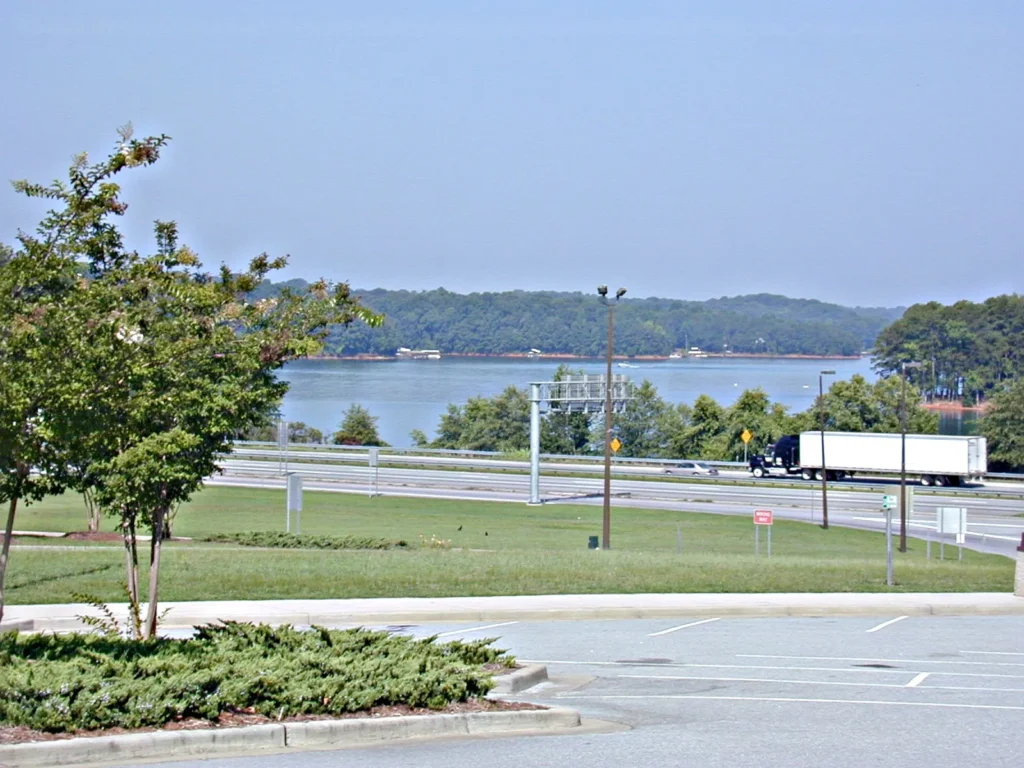 Autopista I-85 en dirección norte junto al centro de bienvenida de Carolina del Sur con un lago al fondo, entrada desde Georgia para quien maneja con placa temporal en Carolina del Sur