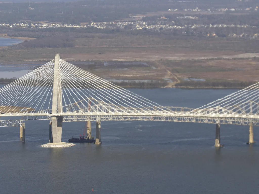 Vista aérea del puente atirantado Arthur Ravenel Jr. sobre el río Cooper en Charleston, paso diario de quien maneja con permiso temporal para circular en Carolina del Sur