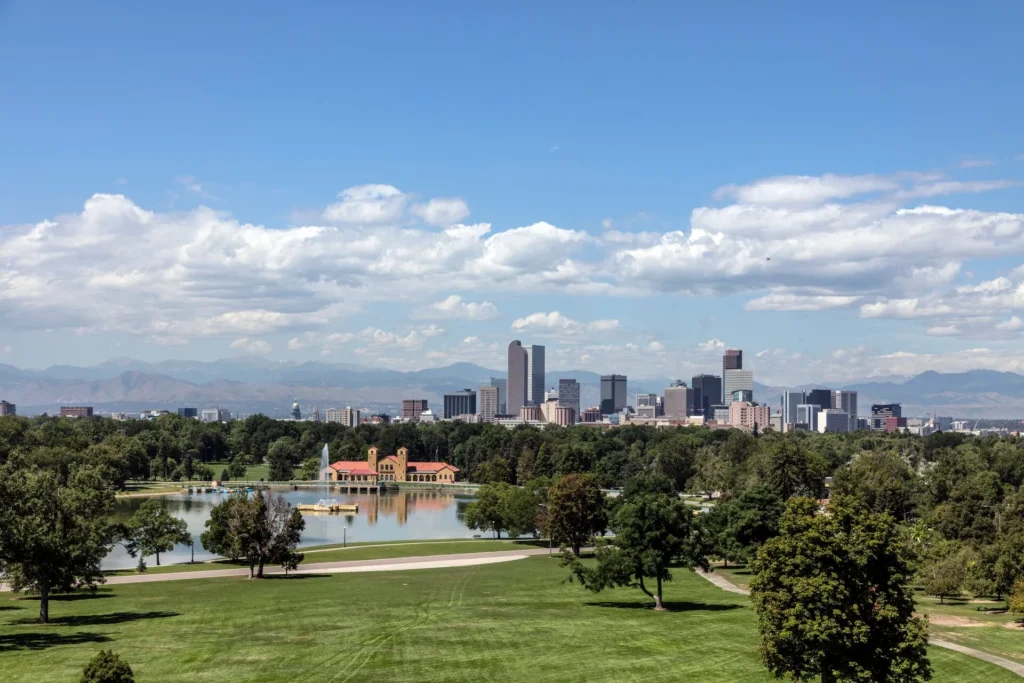 Edificios del centro de Denver vistos sobre el lago Ferril de City Park, ciudad donde más se pide placa temporal en Colorado