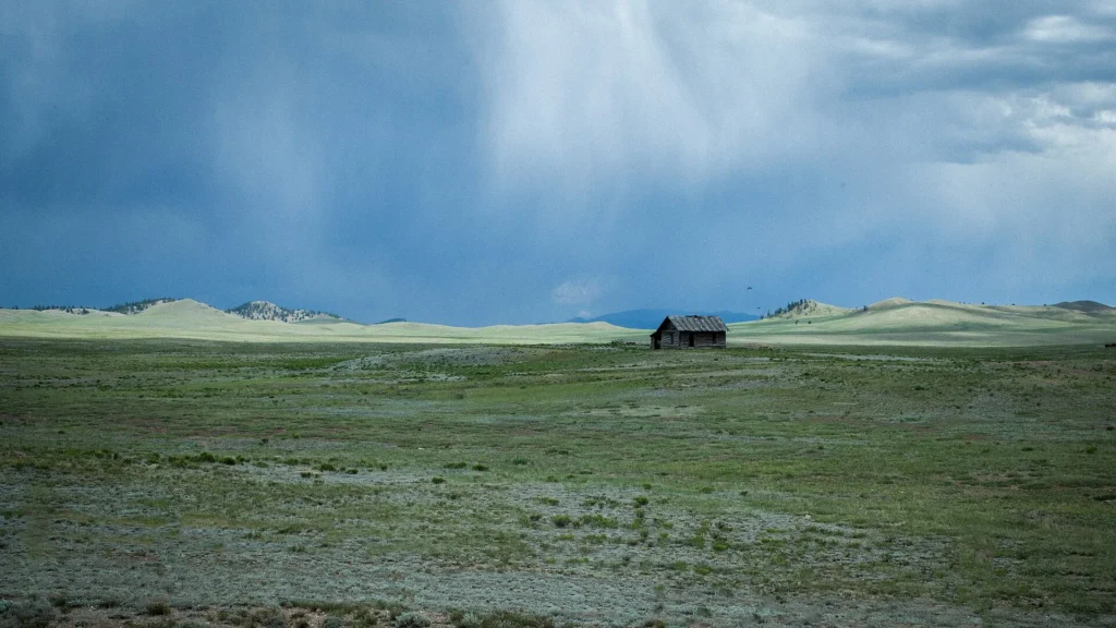 Cabaña solitaria en la pradera de alta montaña cerca de Hartsel, zona rural para llegar con placa temporal en Colorado