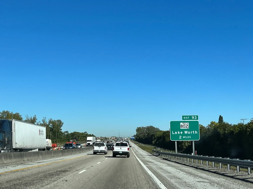 Carriles del Florida's Turnpike con tráfico ligero, ruta habitual para circular con placa temporal en Florida