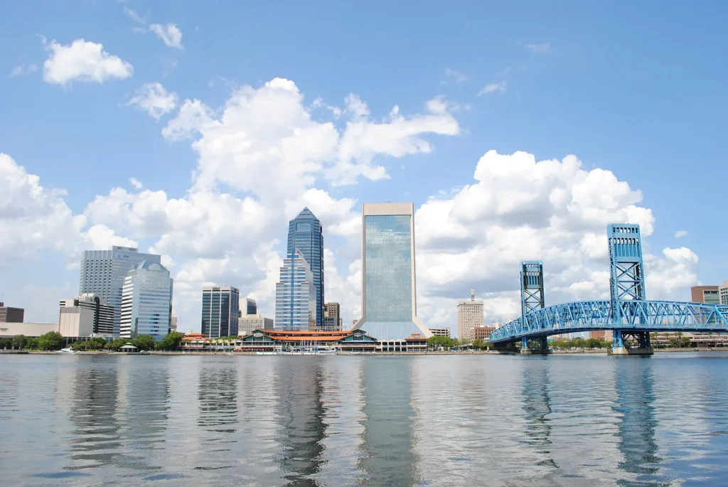 Centro de Jacksonville junto al río St. Johns con su puente azul, norte de Florida
