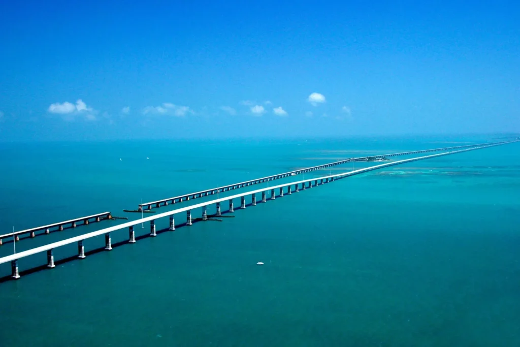 Vista aérea del Seven Mile Bridge sobre el mar turquesa de los Cayos de Florida