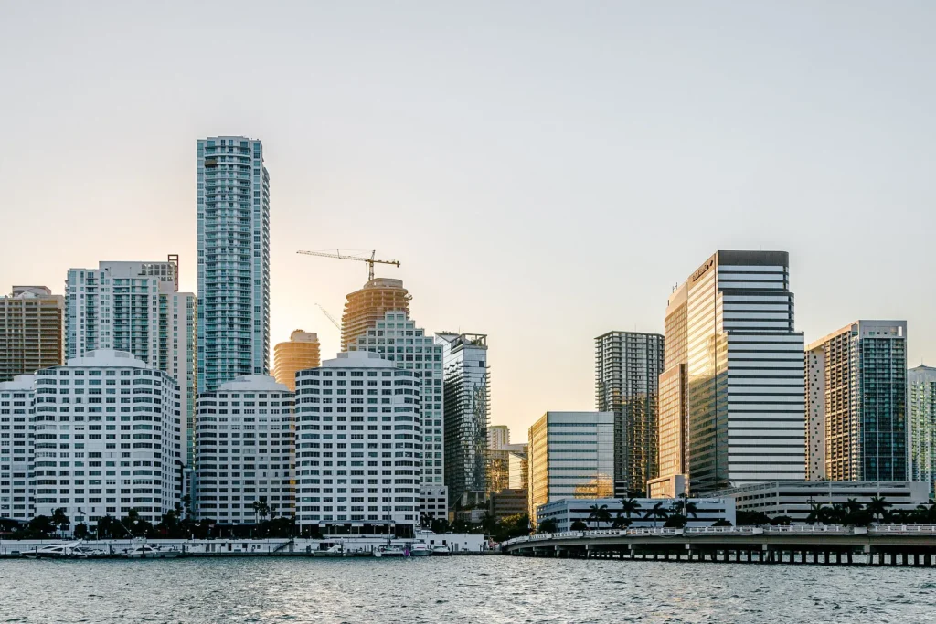 Rascacielos de Miami frente a la bahía, ciudad donde muchos clientes piden su placa temporal en Florida