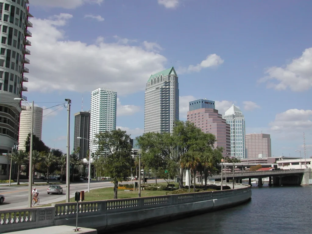Edificios del centro de Tampa vistos desde Bayshore Boulevard en la costa oeste de Florida