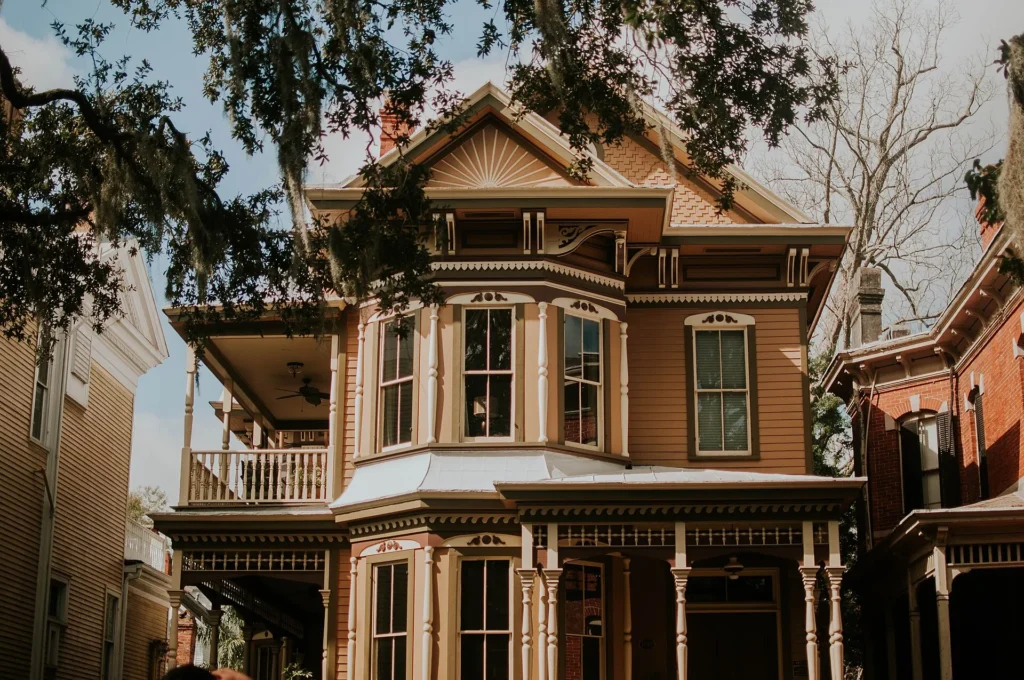 Casa victoriana de madera con balcón en Savannah, dirección de registro para una placa temporal en Georgia