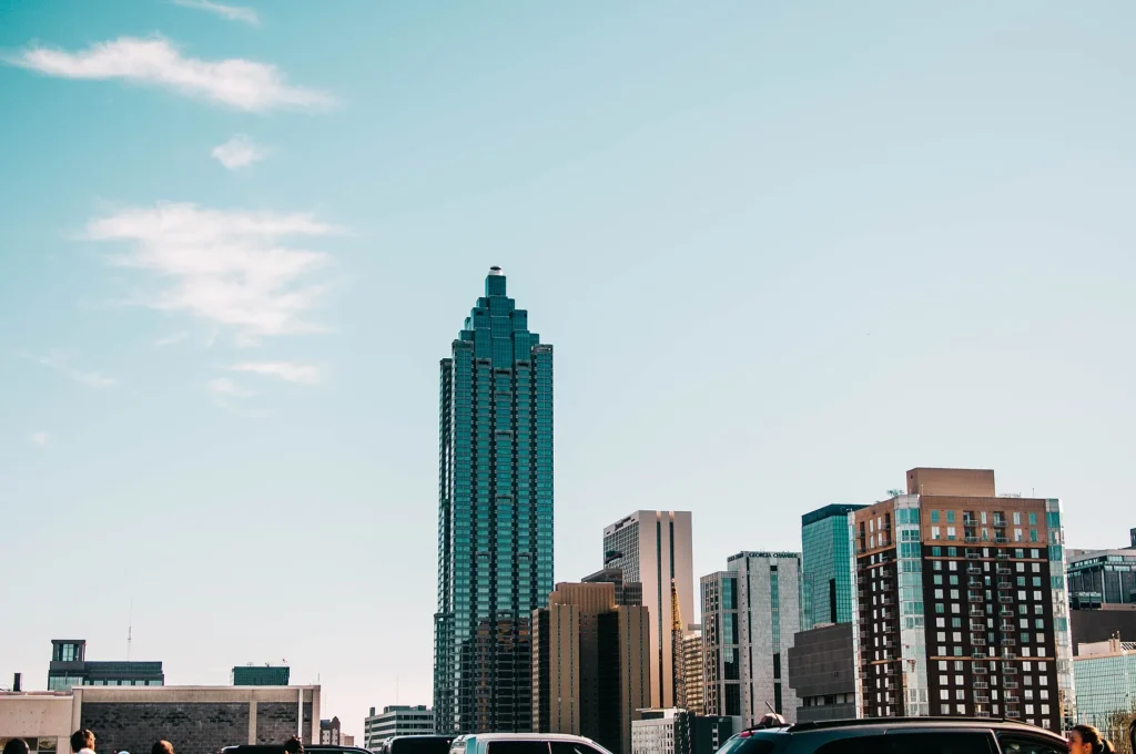 Rascacielos del centro de Atlanta bajo cielo despejado, ciudad donde más se pide la placa temporal en Georgia