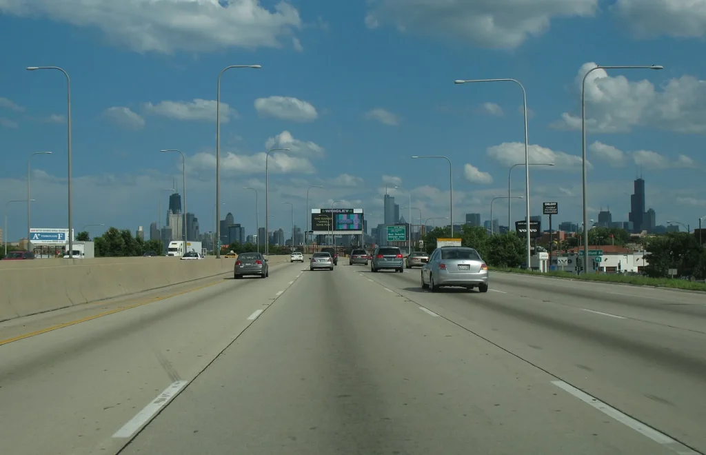 Autopista Kennedy en dirección al Loop de Chicago, corredor diario de quien circula con placa temporal en Illinois
