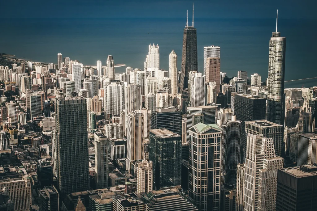 Vista aérea del centro de Chicago junto al lago Míchigan, ciudad donde más se pide la placa temporal en Illinois