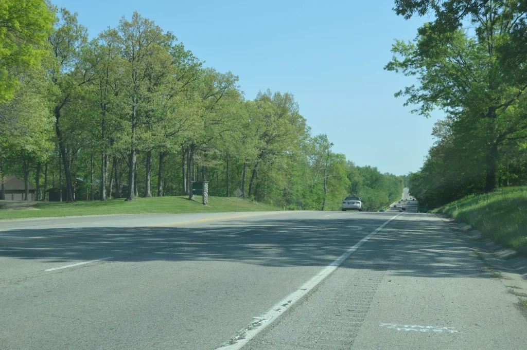Antigua Ruta 66 junto a un parque arbolado en Springfield, capital del estado, ruta habitual con placa temporal en Illinois