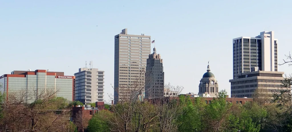 Skyline del centro de Fort Wayne visto desde el parque del antiguo fuerte, segunda ciudad del estado donde también emitimos placa temporal en Indiana