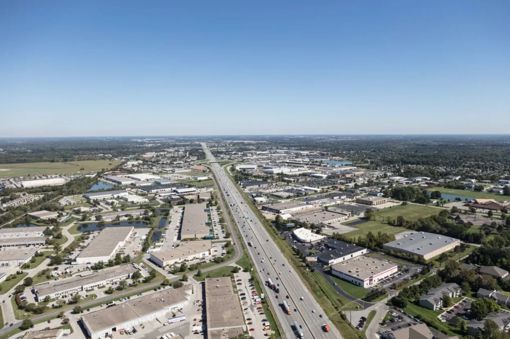 Vista aérea de la Interestatal 69 atravesando Fishers, suburbio de Indianápolis con bodegas y lotes donde se tramita placa temporal en Indiana