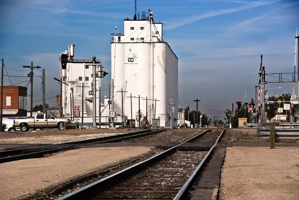 Elevador de granos blanco junto a las vías del tren en Dodge City, suroeste de Kansas, región de empacadoras donde vendemos placa temporal en Kansas