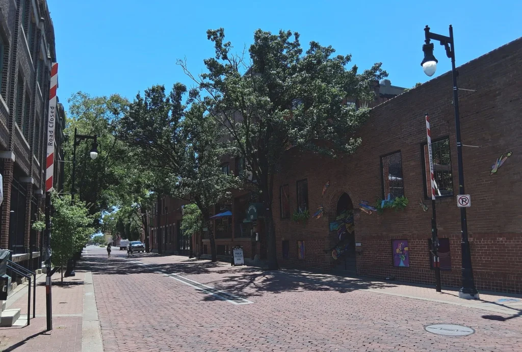 Calle de ladrillo con edificios de ladrillo rojo del Old Town de Wichita, la ciudad más grande donde se pide placa temporal en Kansas