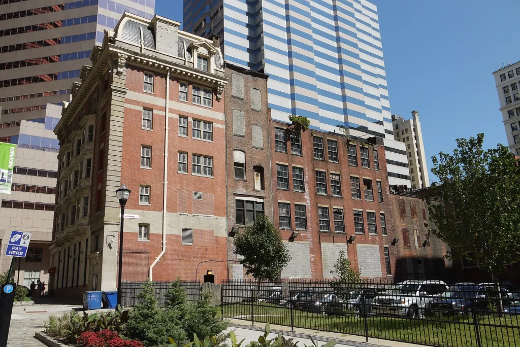 Edificios históricos de la cuadra 100 de East Baltimore Street en el centro de Baltimore, ciudad donde tramitamos placa temporal en Maryland