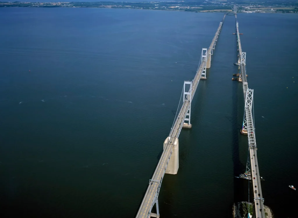 Puente de la bahía de Chesapeake cerca de Annapolis mirando hacia la Eastern Shore, cruce habitual con placa temporal en Maryland