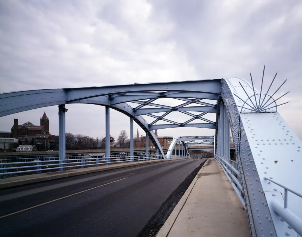 Puente azul sobre el río Potomac en Cumberland, al oeste de Maryland, región de montaña atendida con placa temporal en Maryland