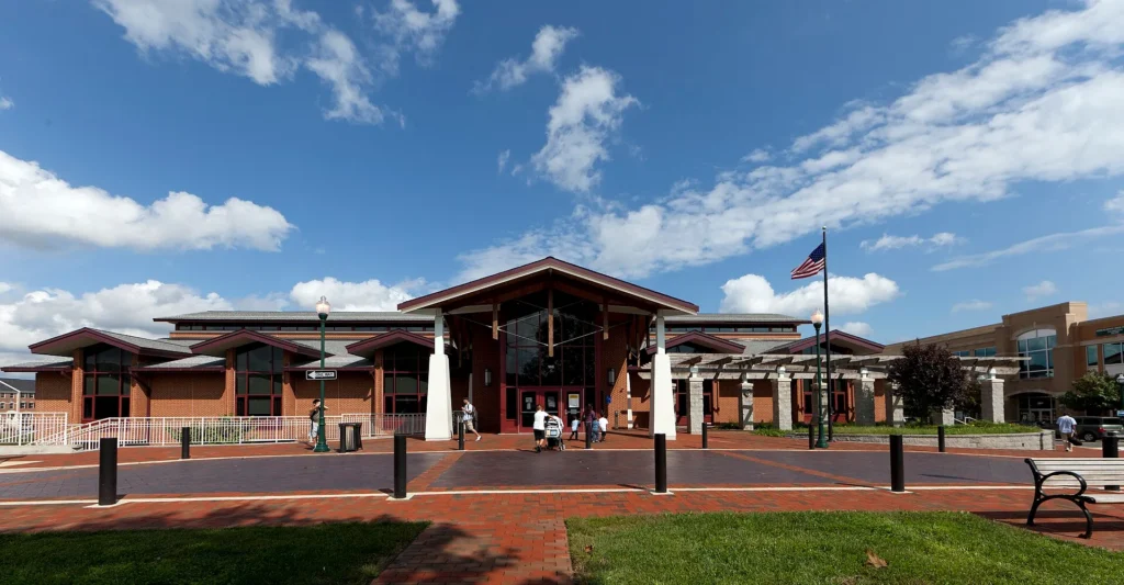 Fachada de la biblioteca pública de Germantown en el condado de Montgomery, Maryland, zona donde se pide placa temporal en Maryland