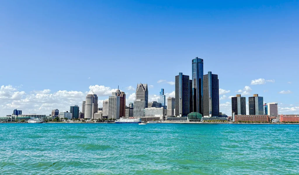 Skyline de Detroit visto desde el río Detroit en un día despejado, ciudad principal de Míchigan donde se pide placa temporal en Míchigan por WhatsApp
