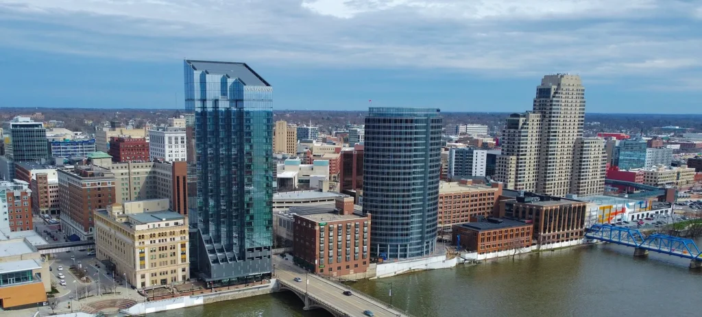 Edificios del centro de Grand Rapids junto al río Grand en primavera, ciudad del oeste de Míchigan con fuerte comunidad hispana que compra placa temporal en Míchigan