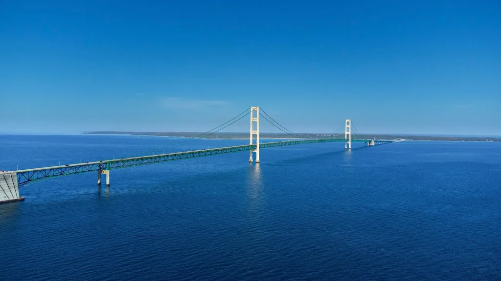 Puente Mackinac sobre el estrecho que une las dos penínsulas de Míchigan, cruce obligado hacia la Península Superior con placa temporal en Míchigan