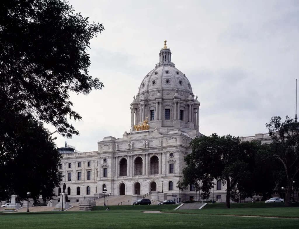 Cúpula y fachada del Capitolio de Minnesota en Saint Paul, sede del estado donde tramitamos la placa temporal en Minnesota