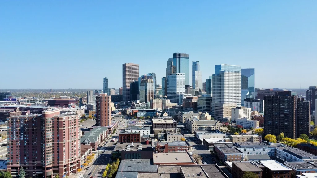 Vista aérea del centro de Minneapolis con sus rascacielos en un día despejado, ciudad con más pedidos de placa temporal en Minnesota
