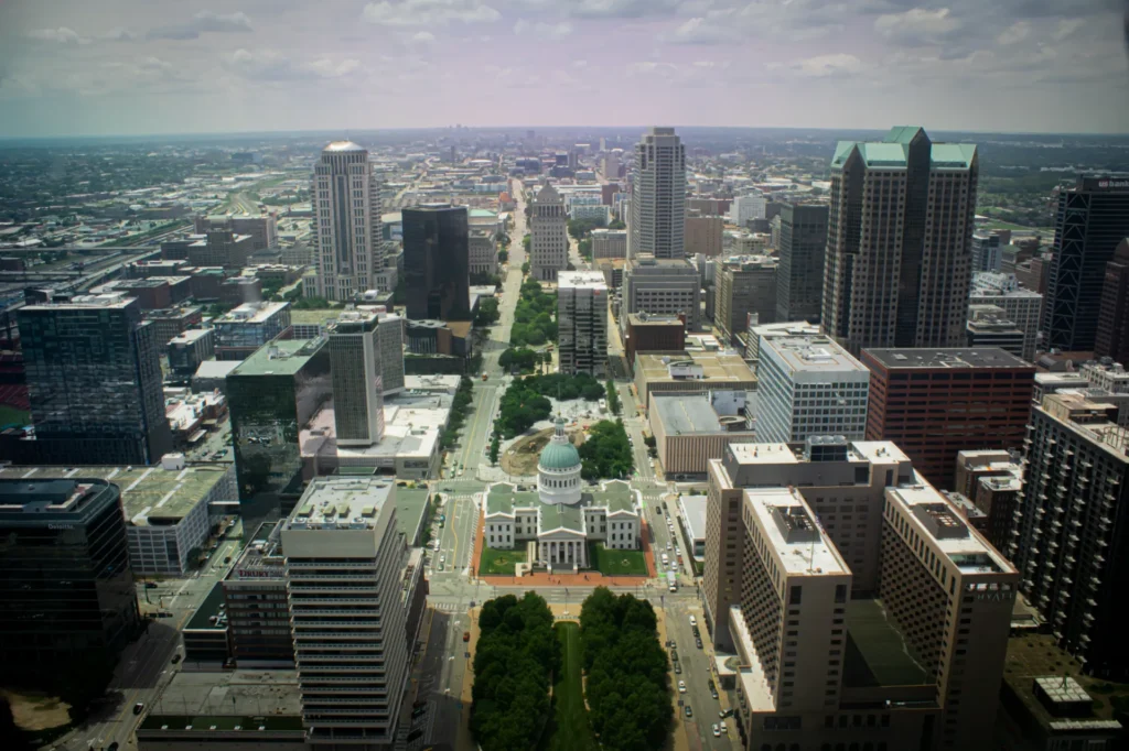 Vista aérea del centro de St. Louis desde el mirador del Gateway Arch, área metropolitana donde más se pide placa temporal en Misuri