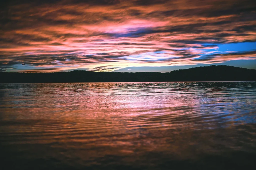 Atardecer sobre un lago de los Ozarks cerca de Branson, al sur de Misuri, destino de fin de semana para quien maneja con placa temporal en Misuri
