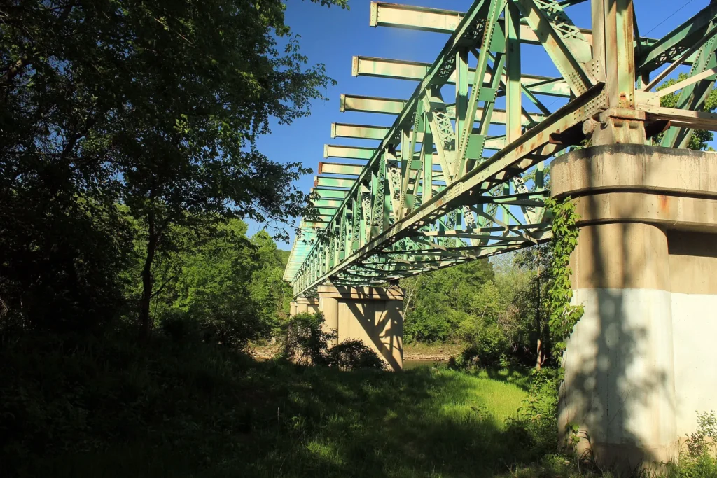 Puente de acero de la antigua Ruta 66 sobre el río Meramec en Misuri, corredor histórico paralelo a la I-44 para manejar con placa temporal en Misuri