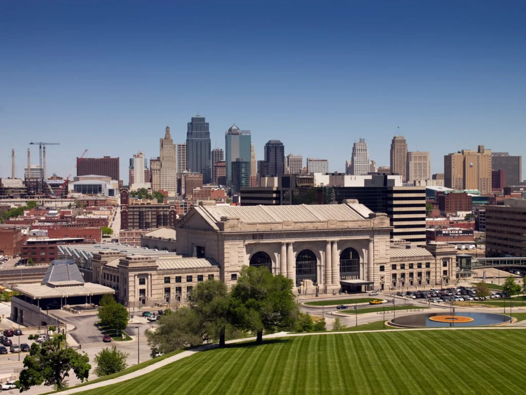 Union Station de Kansas City con el skyline del centro al fondo, ciudad donde tramitamos la placa temporal en Misuri
