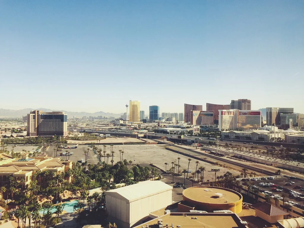 Panorama de Las Vegas con hoteles y palmeras bajo cielo despejado, ciudad donde más se pide placa temporal en Nevada