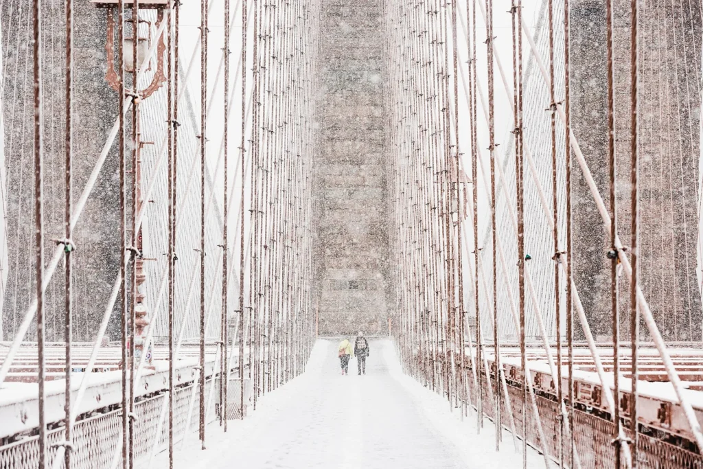 Pasarela del Puente de Brooklyn cubierta de nieve en pleno invierno neoyorquino