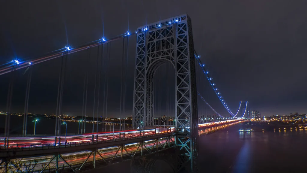 Puente George Washington iluminado de noche, cruce entre Manhattan y Nueva Jersey