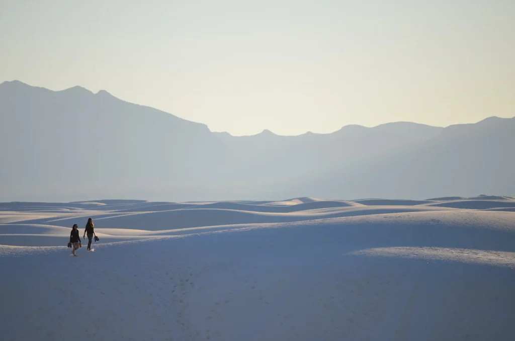 Dunas blancas de yeso en White Sands, en la cuenca del Tularosa, paisaje del sur del estado por donde se maneja con placa temporal en Nuevo México
