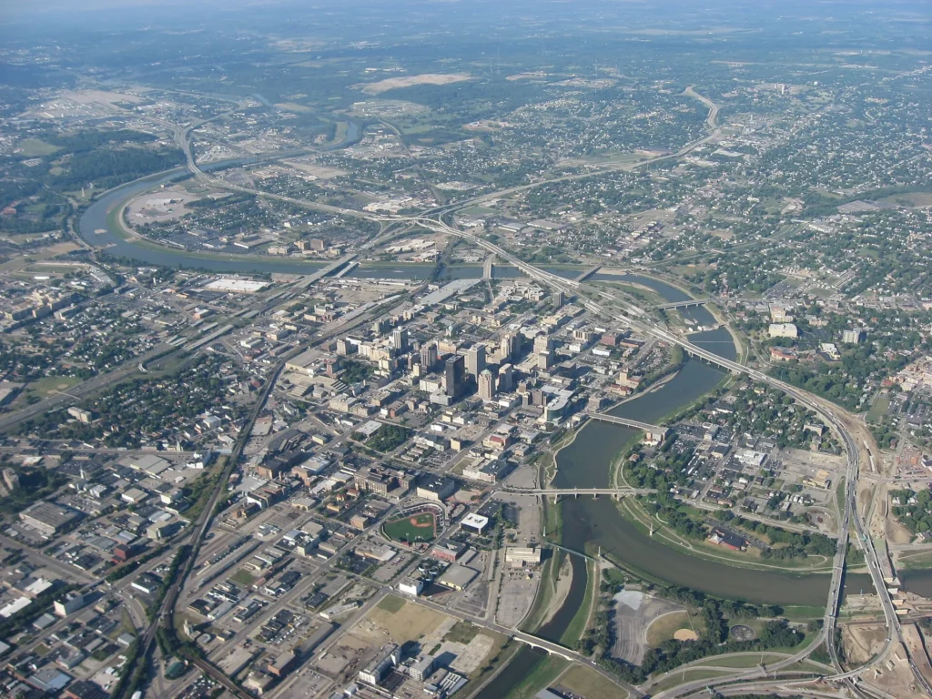 Vista aérea del centro de Dayton rodeado por el río Great Miami, ciudad del suroeste de Ohio con clientes de placa temporal en Ohio