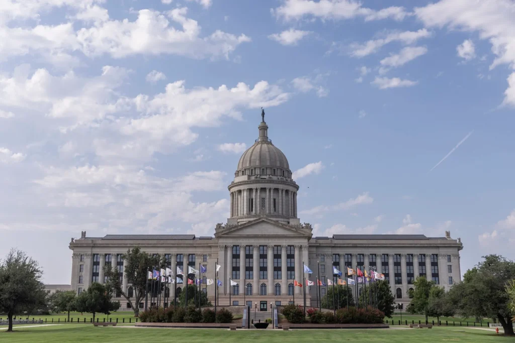 Fachada norte del Capitolio de Oklahoma con su cúpula en Oklahoma City, sede del estado que regula la placa temporal en Oklahoma y los registros