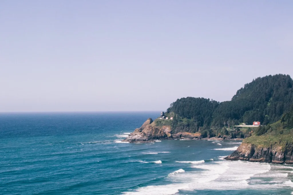 Faro de Heceta Head sobre los acantilados del Pacífico visto desde la US-101, ruta de la costa para manejar con placa temporal en Oregón