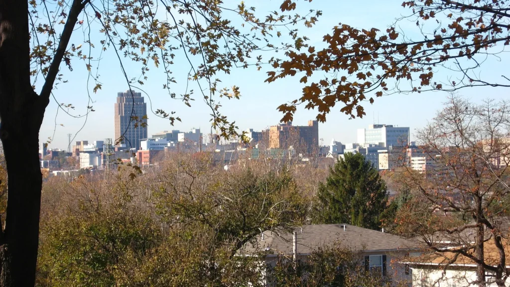 Vista del centro de Allentown desde Keck Park, ciudad del Lehigh Valley con fuerte comunidad hispana que compra placa temporal en Pensilvania