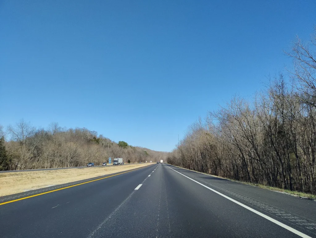 Interestatal 40 en dirección este entre colinas boscosas del condado de Hickman, tramo entre Jackson y Nashville para rodar con placa temporal en Tennessee
